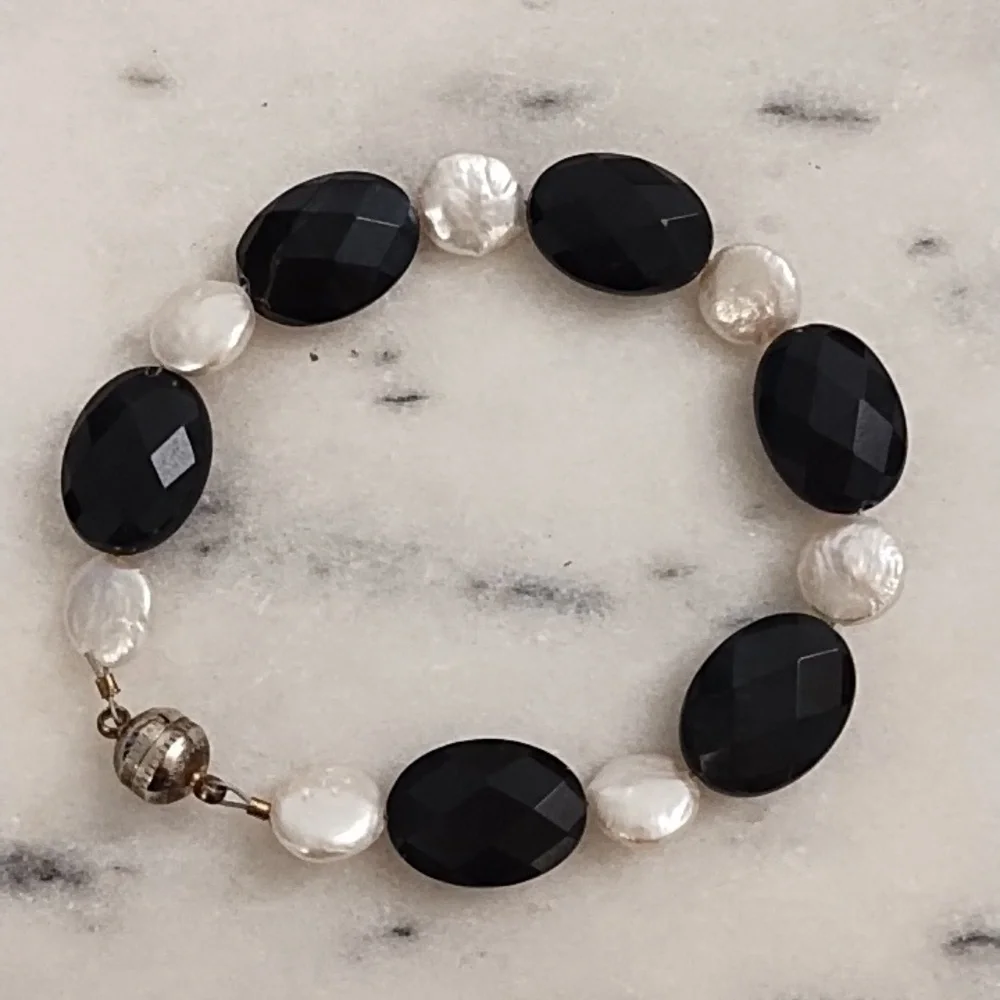 Vintage Iridescent Coin Pearls & Black Faceted Onyx Bead Bracelet Magnetic Clasp